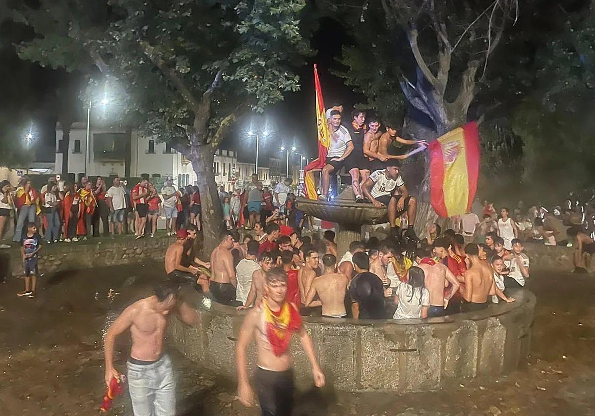 西班牙一名13岁男孩在世界杯庆祝活动中丧生 西班牙西北部萨拉曼卡省发生一起悲剧：在庆祝西班牙夺得世界杯冠军的活动中，一座喷泉部分坍塌，导致一名13岁男孩死亡。…