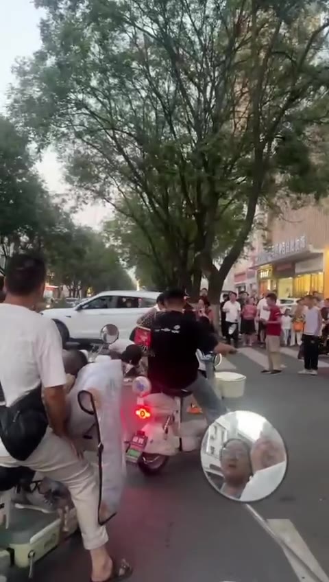 陕西省宝鸡市凤翔县时代广场大十字 以一敌二 重拳出击（视频 1/2）