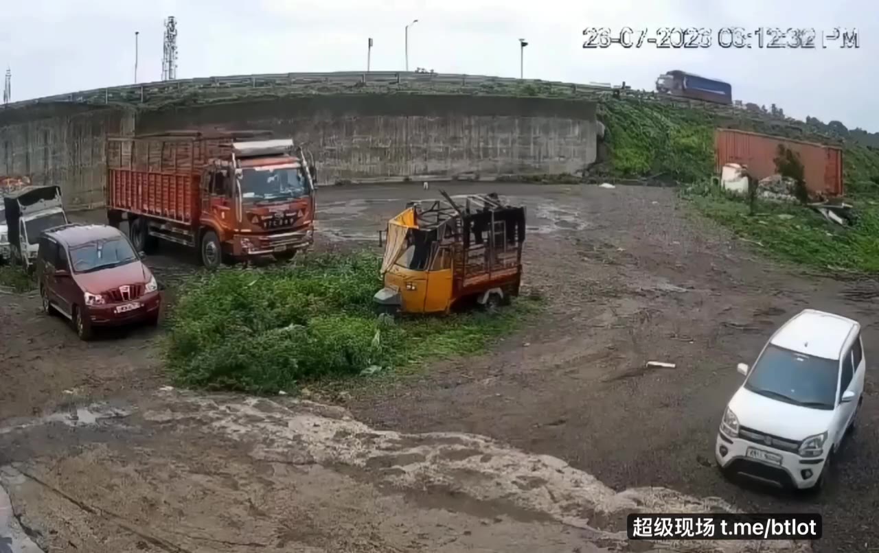 🇮🇳 印度 一名56岁的卡车司机在纳什克-希尔迪公路上的高架桥上发生事故，车辆坠落，司机不幸身亡。 警方表示：“司机当时是独自一人，现场没有目击者能够说明导致…