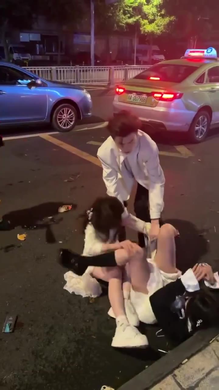 三女抢一男 #感情问题 集美 撕逼（视频 1/1）