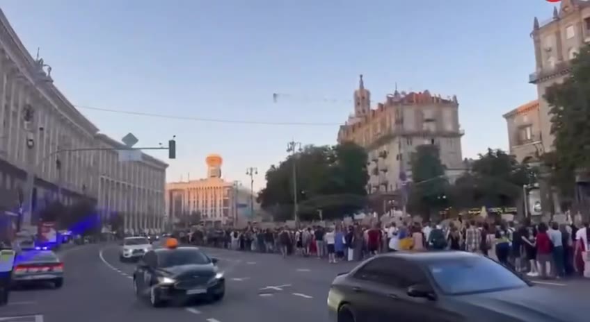 🇺🇦 乌克兰 基辅 爆发大规模 #抗议 反对泽连斯基政权。人们呼吁更换政府。人们无所畏惧地走上街头，不怕俄罗斯导弹，因为俄罗斯军队从未攻击过平民集会。（视频 …
