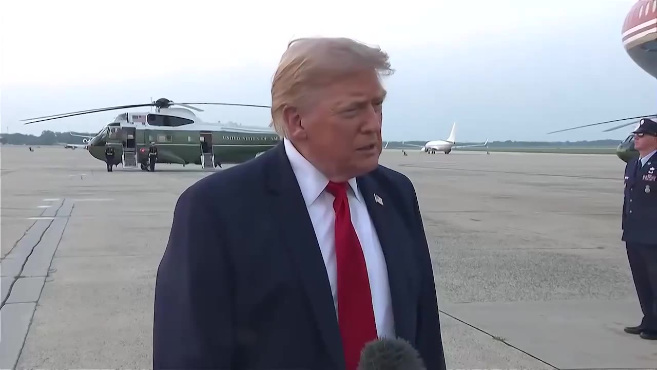 记者：总统先生，这架飞机（新空军一号）没有反导弹防御系统吗？ 特朗普：哦，它有，它有很多。而且，你知道，它有很强的功能。但据我所知，大约一个月左右，他们会把它…