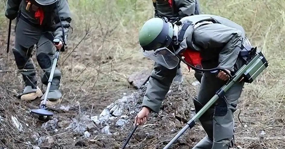 #泰国新闻 柬泰边境冲突满一周年,排雷人员警示边境遗留爆炸物隐患严峻 2026年7月29日,时值柬泰边境武装冲突爆发一周年,柬埔寨排雷相关机构发出安全警示,去…