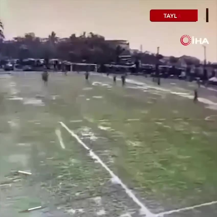🇹🇭⚡️ 8月4日，在泰国那拉提瓦府举行的友谊赛中，一名24岁的足球运动员不幸被雷击致死。另外九人受伤，已被送往医院。#闪电 #雷击 #倒霉 #死神来了 @k…