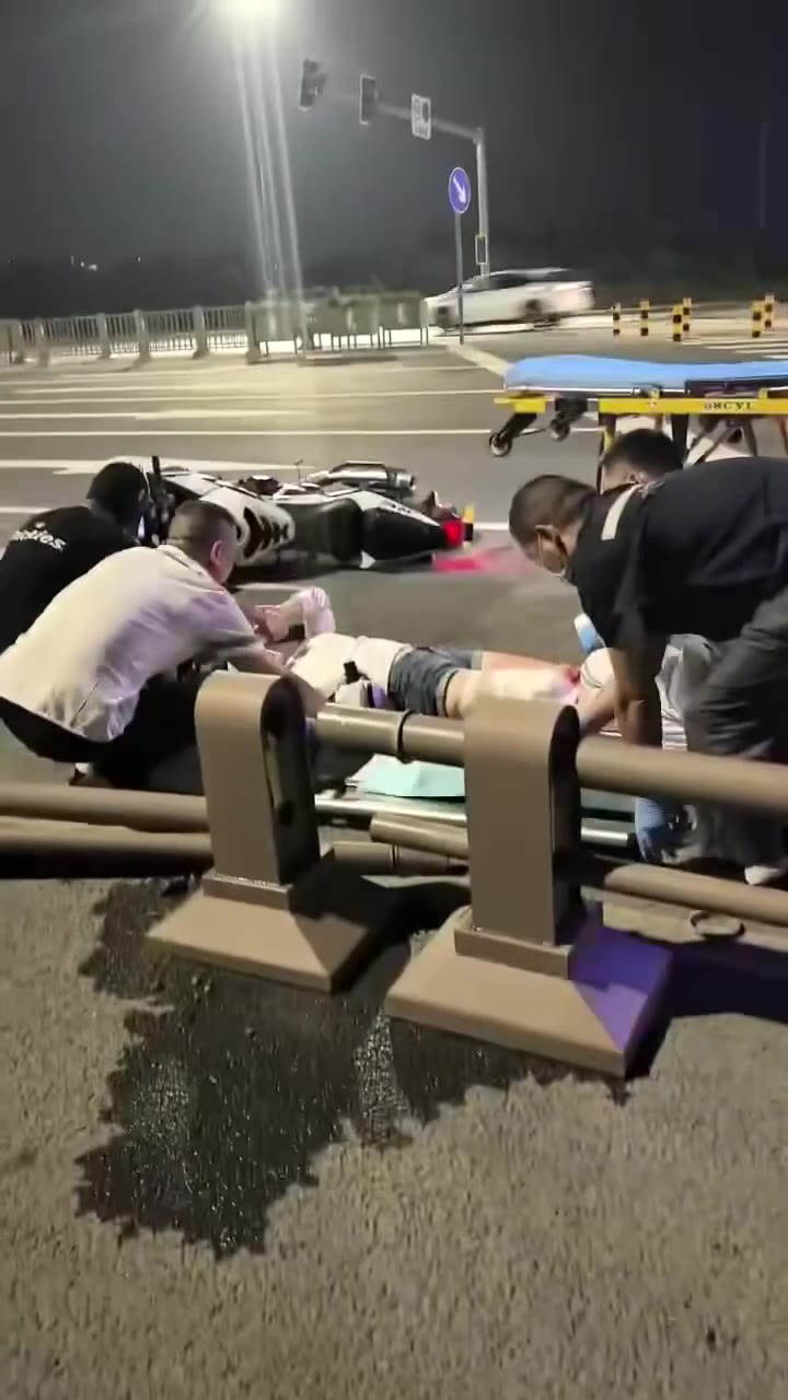 #女骑士 #车祸 腿部应该是骨折了（视频 1/3）