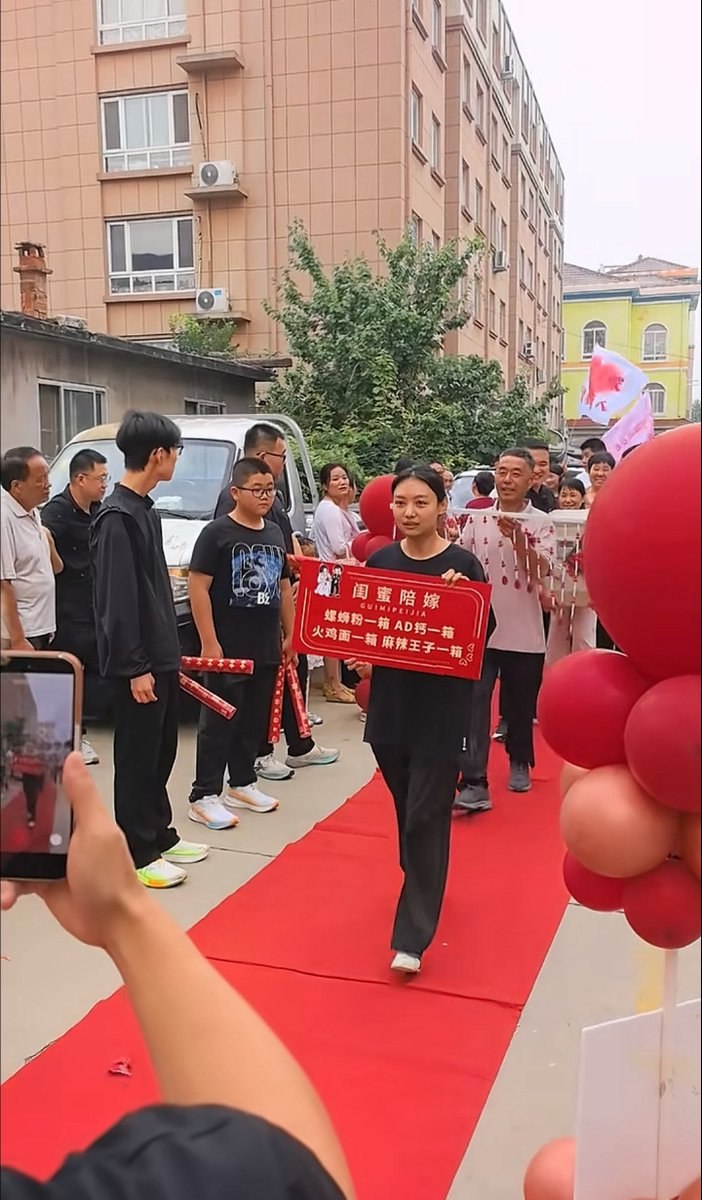 这就是国女的陪嫁 除了一群破铜烂铁和破被子，连火鸡面，螺蛳粉都来了💩，国女竟然拿来招摇过市🤡 不要低估国女不要脸的程度 国女为了搞舆论对冲，掩盖和洗白她们骗彩…
