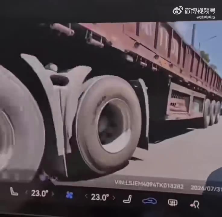 实话实说，这种情况要是我肯定马上就一脚刹车人工接入了（视频 1/1）