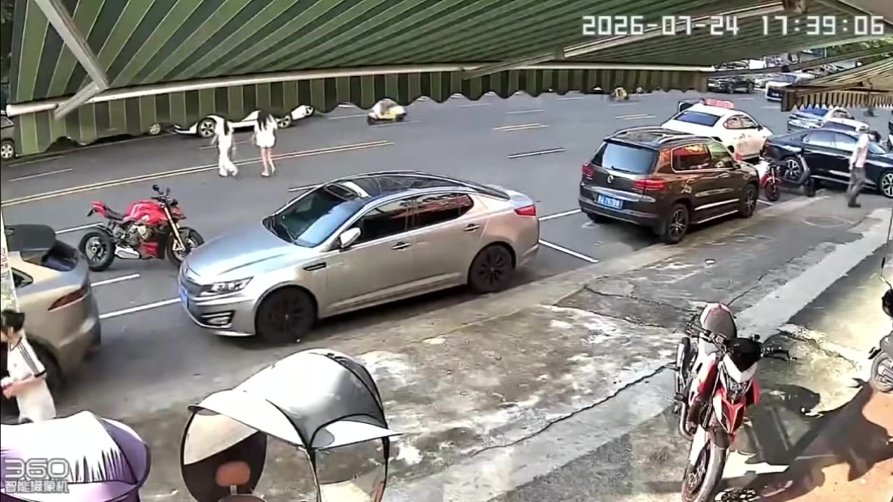 #车祸 小仙女横穿马路（视频 1/1）