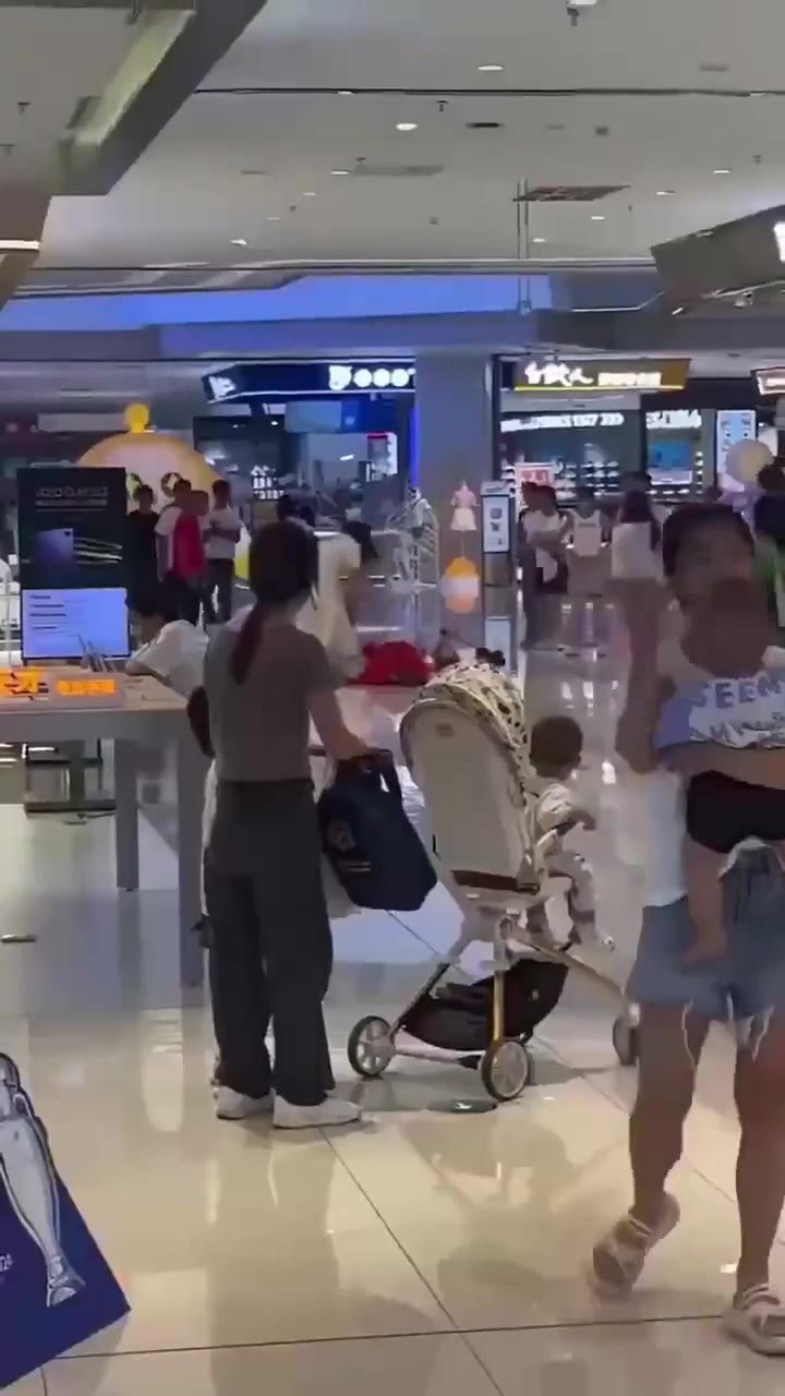 要什么样的家庭，才能调教出如此乖张的集美？ 周六福金店里，母亲嫌金饰品太贵，没有给集美买，于是集美就像发疯了一样大闹金店！（视频 1/1）