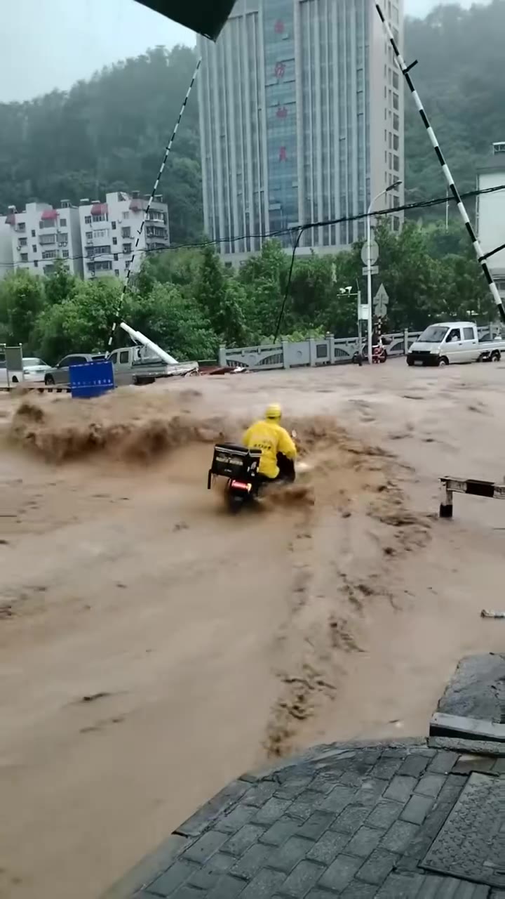 湖北，十堰短时强降雨，篷布厂路段，为什么没有人去救他，看得好揪心啊 #外卖员 #暴雨 我怎么送餐 ？（视频 1/2）