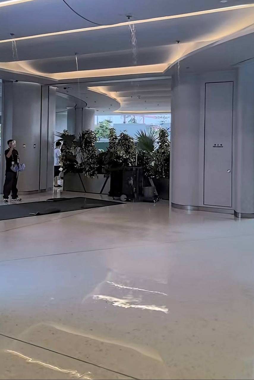 腾讯新总部"企鹅岛"：319亿的厚望，被一场暴雨浇成"水帘洞" 马岩松操刀的异形设计、未来科技城的愿景，员工和业界都满怀期待。 然而，2026年7月深圳一场特…