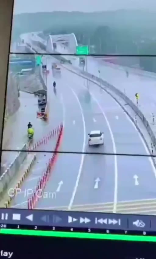 印度喀拉拉邦马拉普拉姆：一辆公交车失控侧滑了20多米，随后撞上辅路上的隔离带并发生侧翻。#车祸（视频 1/1）