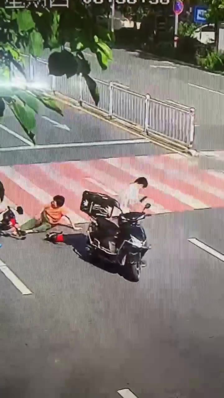 跑尼玛 ！#车祸 #撞人 #逃逸 🤣 都是摄像头 跑的了吗 ？（视频 1/2）