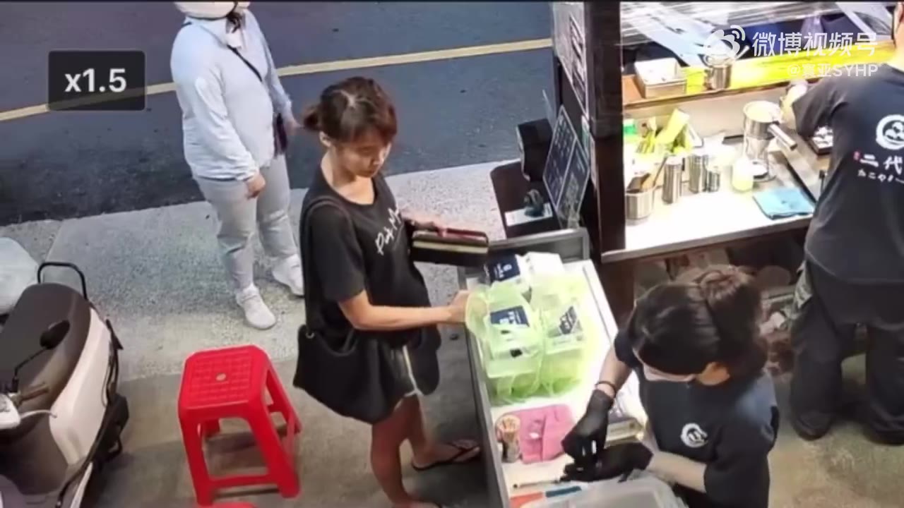 一女子点了一份章鱼烧，并明确表示不要袋子，要求店员直接把餐盒放在桌上。随后她弯腰从地上捡起车钥匙，接着却拿走了一个装有3份章鱼烧的袋子。 店员冲她大喊让她归还…