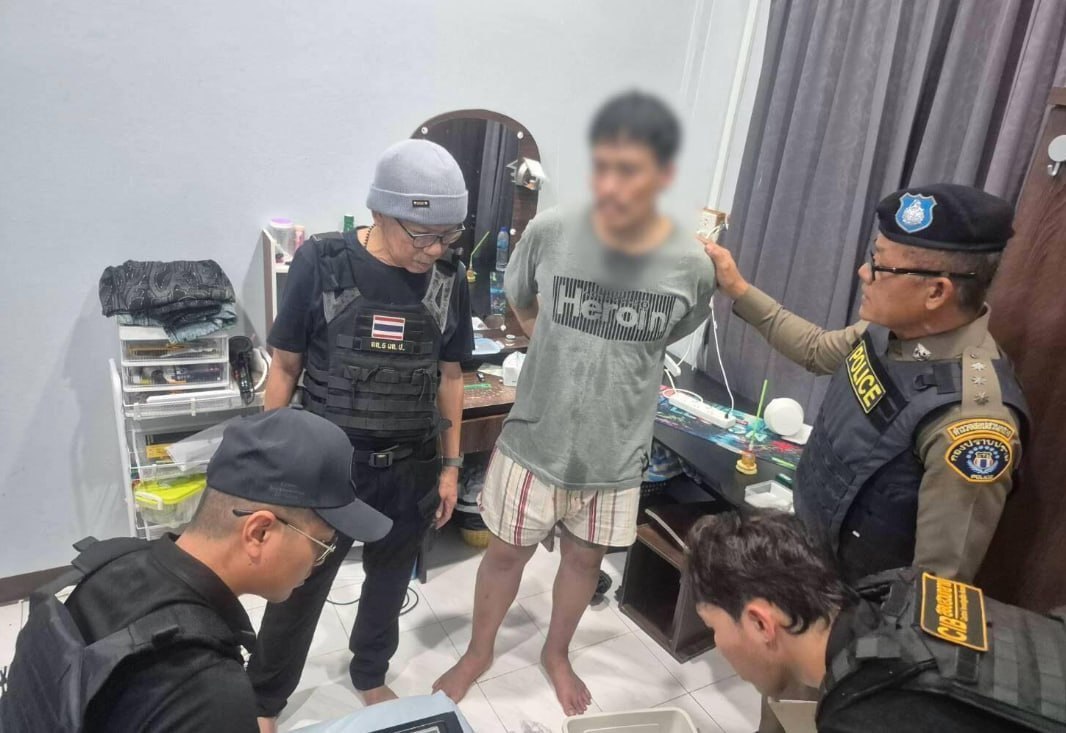 #泰国新闻 素攀武里府抓获144号通缉持枪嫌犯纳·乌通 为侄报复枪杀榴莲商贩 住处同步搜出枪支毒品 2026年7月27日,泰国警方部署专项抓捕行动,于素攀武里…