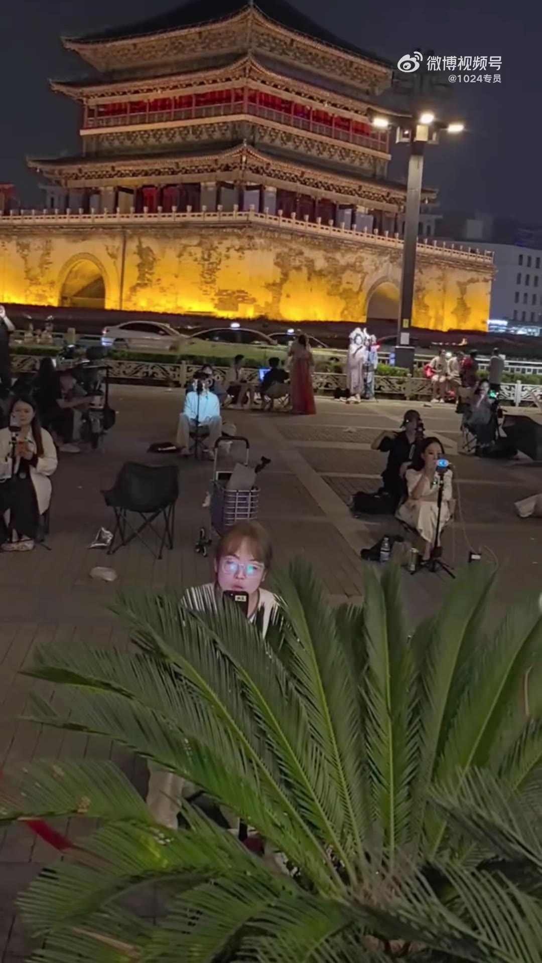 全国直播行业遍地开花，感觉好多年轻小姑娘扎堆往里挤！真有这么多的榜一大哥吗？？？ 全民直播 #内卷（视频 1/1）