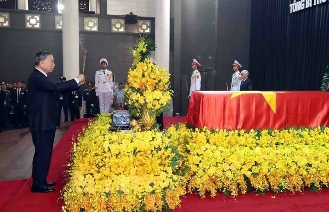 #越南新闻 岘港举行安葬仪式，安放石林山石塌洞寻获4具烈士遗骸 2026年7月31日消息，越南岘港市于河雅社林泰山石塌洞举办追悼安葬典礼，妥善安置近期发掘找到…