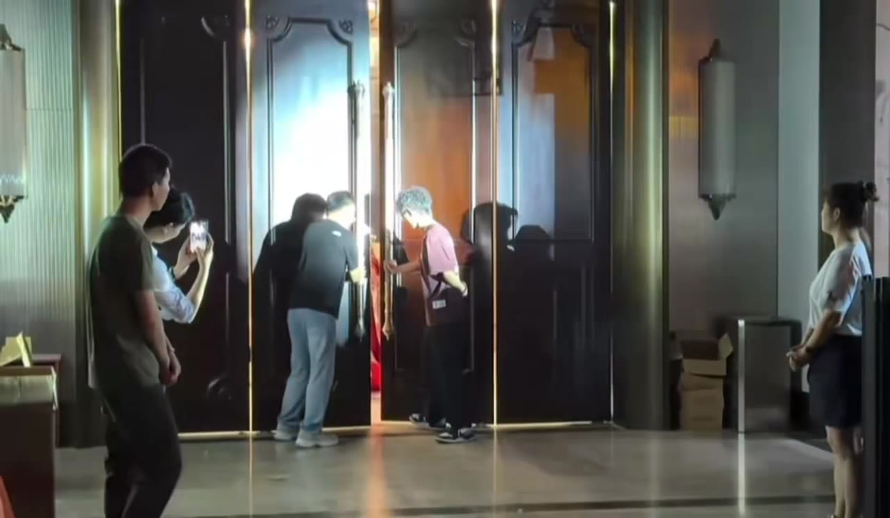 一生的梦魇！周日内地一场婚礼，在新娘入场的关键时刻，一老妇冲出来抢喜，新娘被当场气哭 #结婚 #搞破坏（视频 1/1）