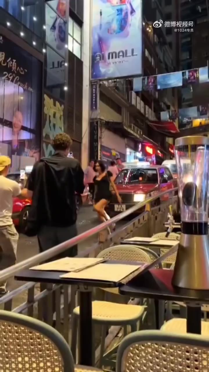 兰桂坊，的士放慢了车速，路人也不再偷拍上网挂人开骂，所有人都静静凝望着那自由不羁的灵魂！（视频 1/1）