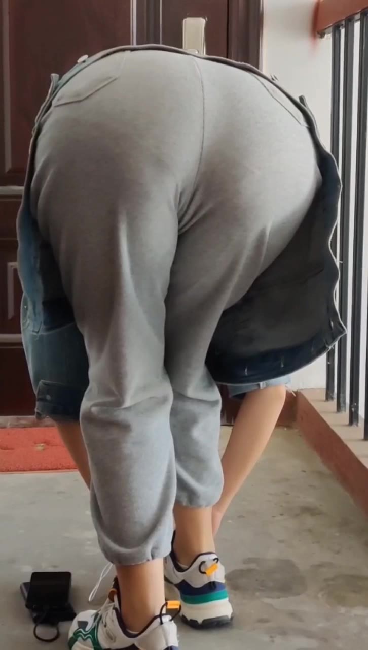 这是我大学合租舍友的女朋友，偷拍到她换鞋时候的背影，这身材怎么样（身高一米七），兄弟们评价评价（视频 1/1）