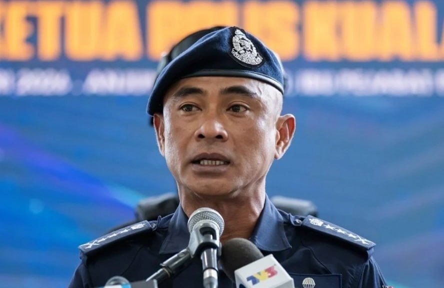 #马来西亚新闻 12警官涉勒索200万令吉案件出现重大反转，报案者实为国际通缉犯 2026年7月29日消息，吉隆坡警方通报12名警员涉嫌勒索案的最新调查进展。…