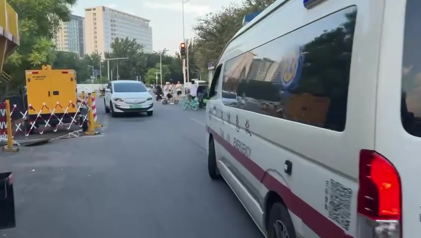 天津街头，一辆正在执行急救任务、鸣笛示警的救护车正常行驶途中，一名乘坐轮椅的大妈刻意拦在车辆前方，迟迟不肯挪开，硬生生挡住了救护车前进路线。 现场医护人员不断…