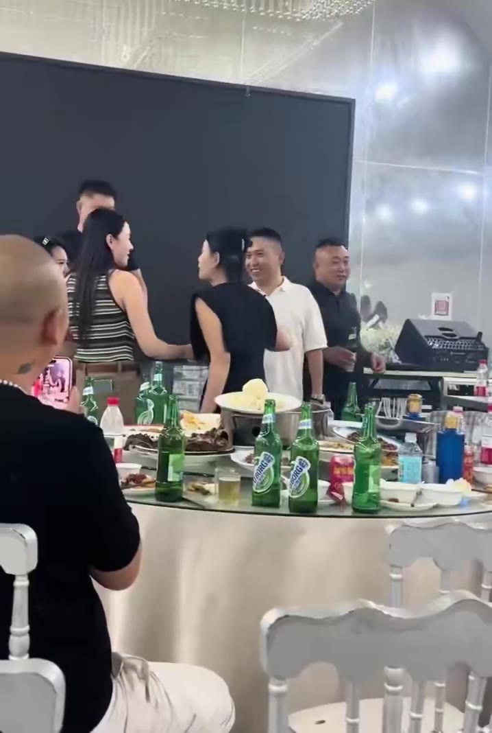 同学聚会，喜提商K待遇（视频 1/1）