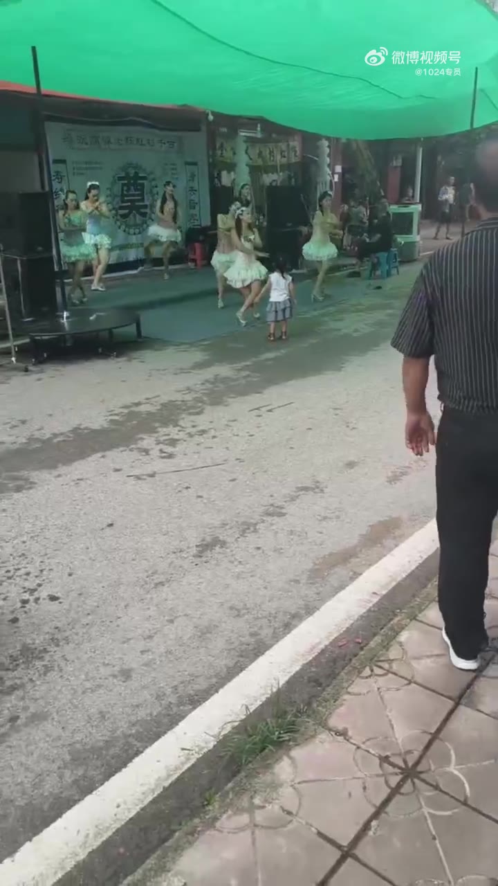 等我老了，我孩子这么整，我高低得爬出来，看到表演结束！（视频 1/1）
