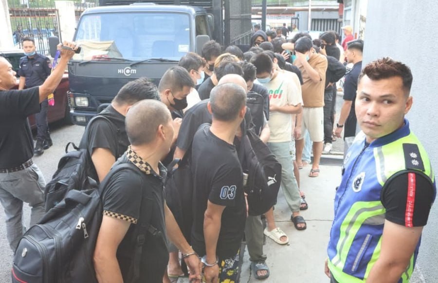 #马来西亚新闻 柔佛大型跨境电诈案进入司法阶段，累计335人被捕，194名嫌犯分批提控 2026年7月30日，柔佛警方侦破的特大跨境电信诈骗集团案件推进司法程…