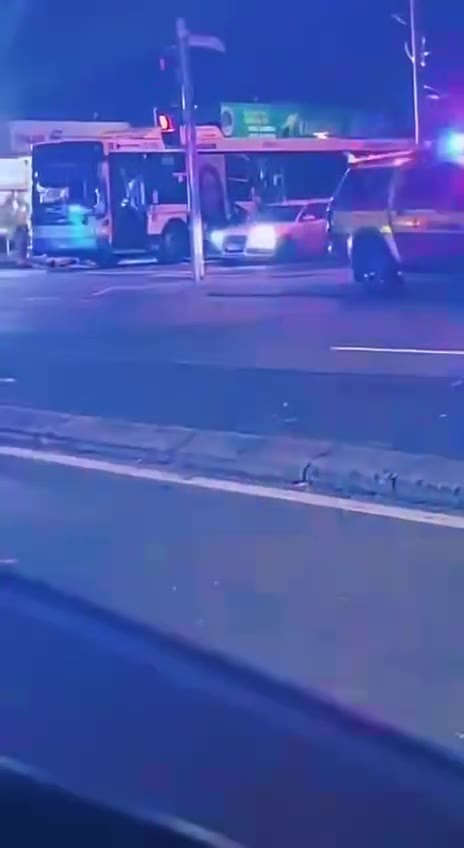 小车飞进了公交车😰🥵澳洲布里斯班华人区，29日夜晚的事故，万幸公交车上无乘客 #车祸 #公交车（视频 1/3）