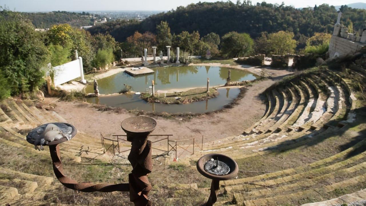 🏛😐 意大利男子伪造古罗马圆形剧场,骗了10年后入狱。 弗朗科·马洛索·冯·罗森弗兰茨把自己建造的圆形剧场伪装成古罗马遗址,十年来以每人40欧元的价格带游客参…
