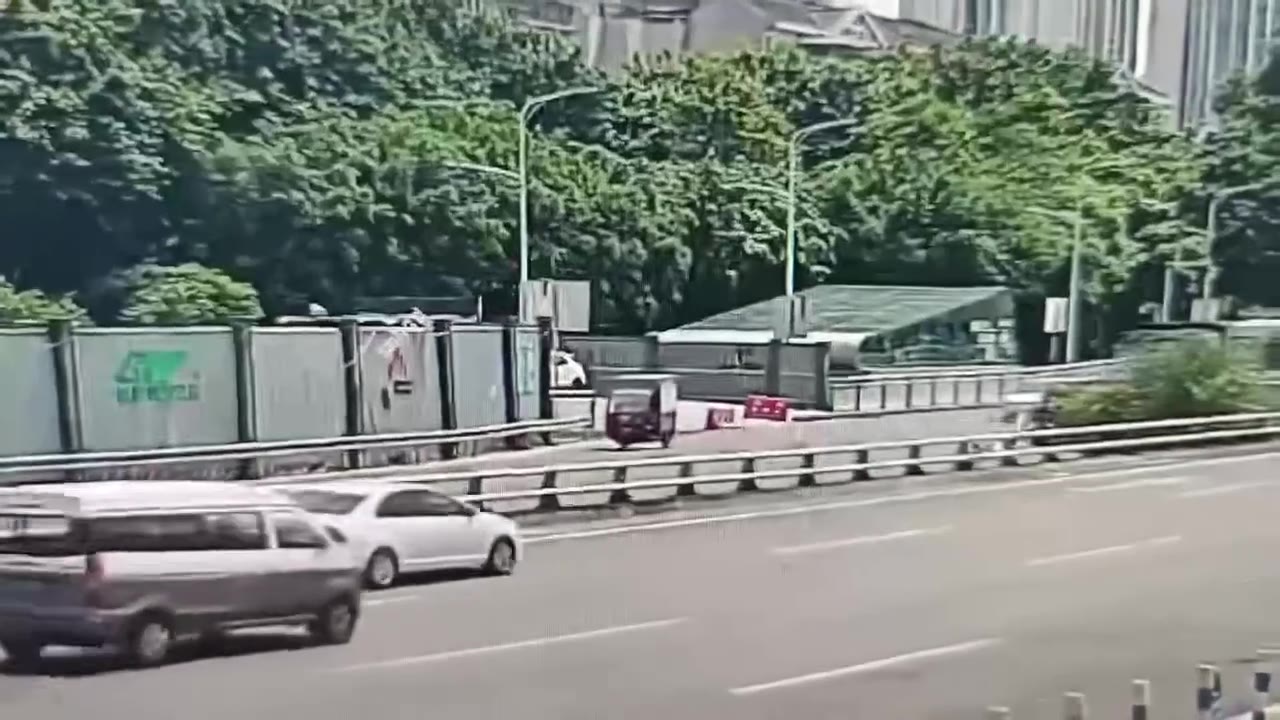 鞍山 #货车 都敢怼 #车祸 #渣土车 #补充（视频 1/2）