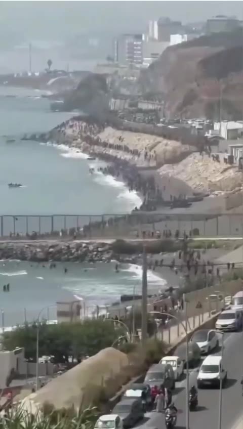 数以百计偷渡者从摩洛哥出发，通过游泳方式抵达西班牙位于北非的飞地休达（视频 1/8）