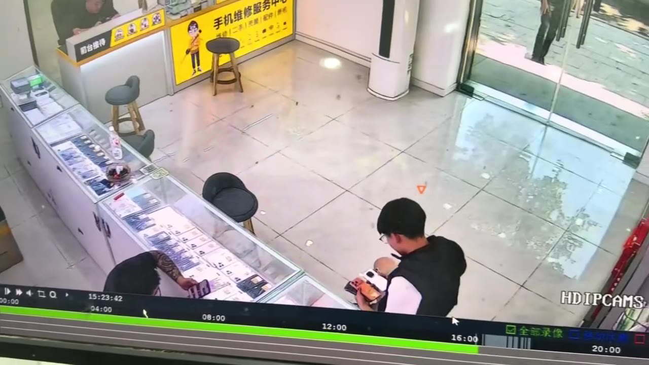 青岛即墨宝龙广场 抢手机 期待有后续（视频 1/3）