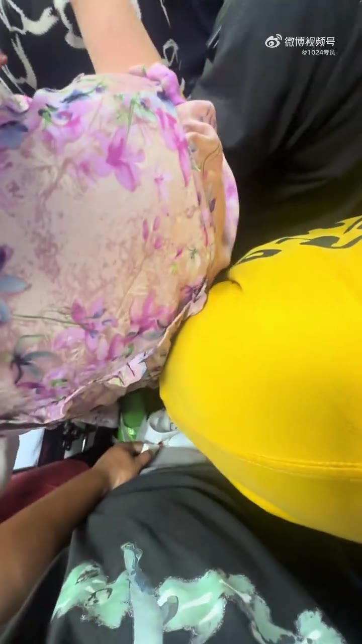 电梯超载，最后上来的大姐也不下去！僵持不动，第一个上来的外卖小哥受不了下去了（视频 1/1）