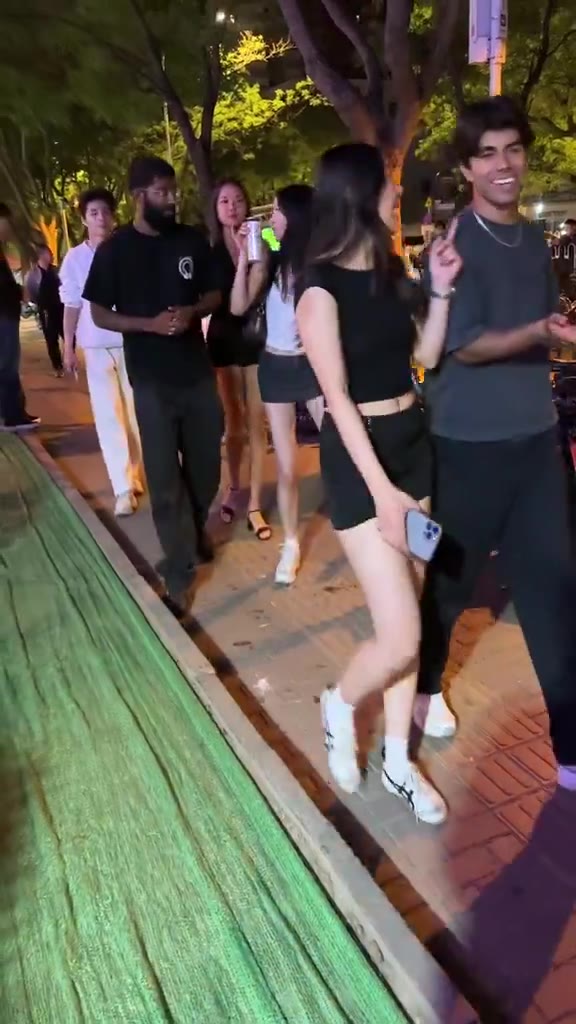 #亚洲马桶 越来越多 #easygirl 现在涂黑还来得及吗 ？ #黑人 哈尼（视频 1/2）