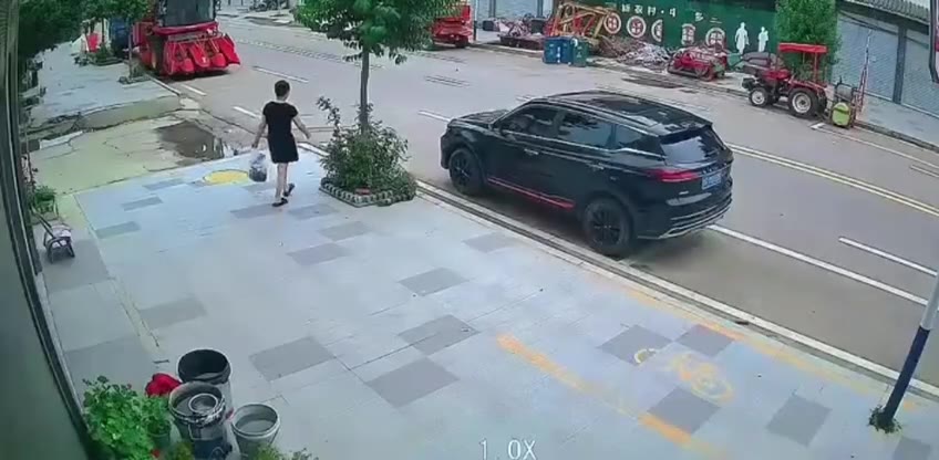 #精神小伙 挺耐摔呀 大姐反应也够快 丝滑 #车祸（视频 1/1）