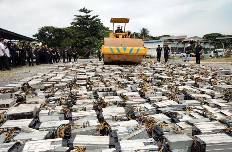 #马来西亚新闻 吉打警方销毁1408台非法比特币挖矿设备，总值约160万令吉 马来西亚吉打州警方集中销毁过去五年在辖区查获的1408台比特币挖矿设备，涉案设备…