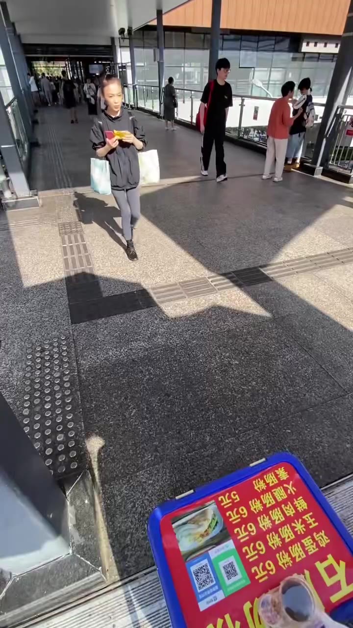 重庆，女孩买烤肠利用手机里支付截图假付款！ 上了热搜后，女孩好像不知道，第二天又跑来买烤肠！！面对老板提醒，女孩不承认未付款。 集美 #白嫖 爱贪小便宜（视频…