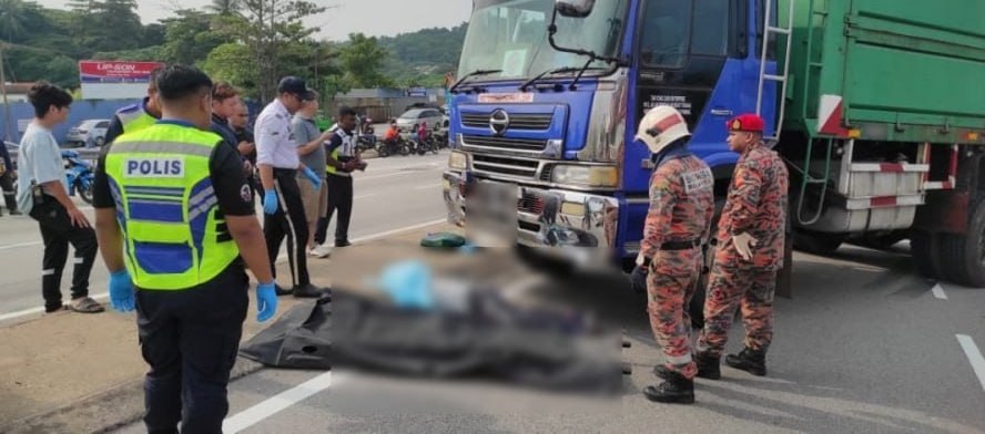 #马来西亚新闻 武吉丁雅高架桥发生致命车祸 77岁华裔男子遭罗里卷入车底身亡 2026年8月4日消息,槟城威中武吉丁雅路高架天桥发生夺命交通事故。77岁华裔男…