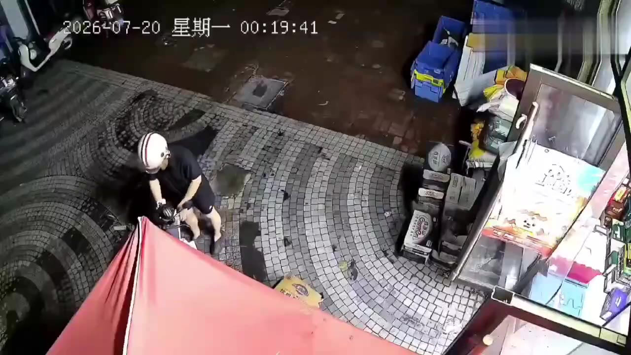 7月20日 凌晨上海一家超市门口，一名男子骑车刻意冲向店家摆放在门前的饮用水堆头，将整排瓶装水撞散。随后男子下车，刻意假装两次摔倒，顺势推倒多箱矿泉水与桶装水…