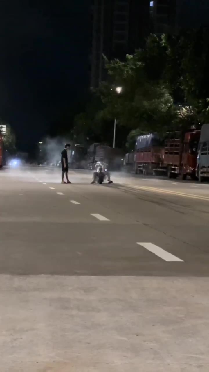 #电摩 #电瓶车 #飙车 #车祸 测速一下 @btlot（视频 1/1）