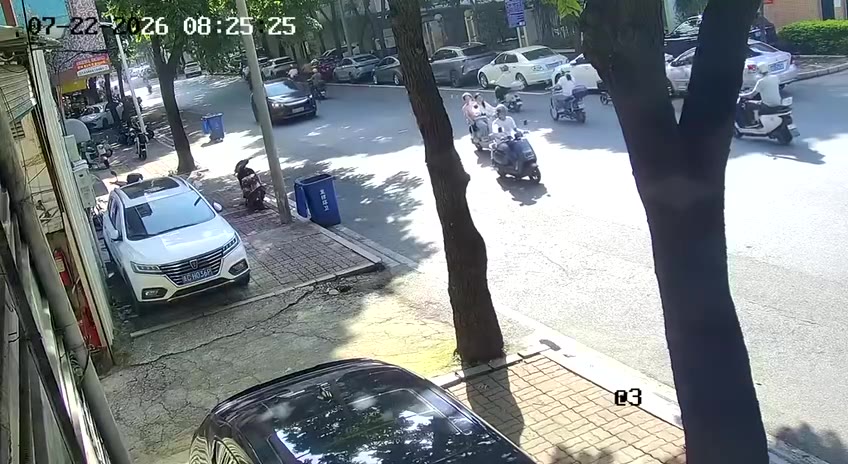 广东，疑似裙子卡车轮导致翻车 #电瓶车 #车祸（视频 1/2）