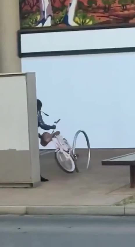 #黑妹 偷自行车（视频 1/1）