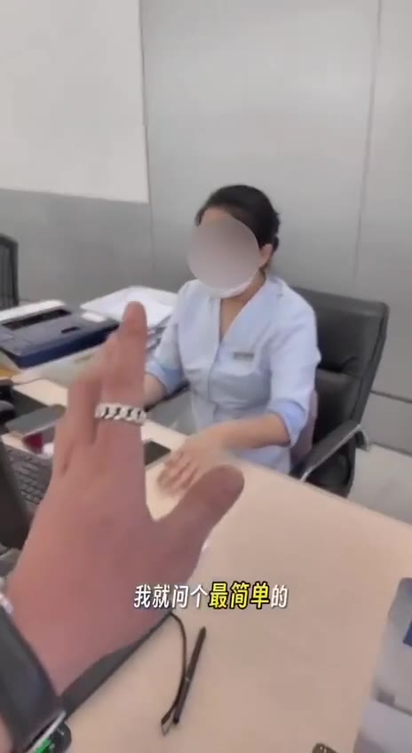 上海网友发视频称，家里老人用的手机号因疏忽欠费被自动注销，该号码绑定了社保卡 银行卡 微信支付宝，到营业厅重启时被工作人员告知该号码是“靓号”，重启需要预存6…