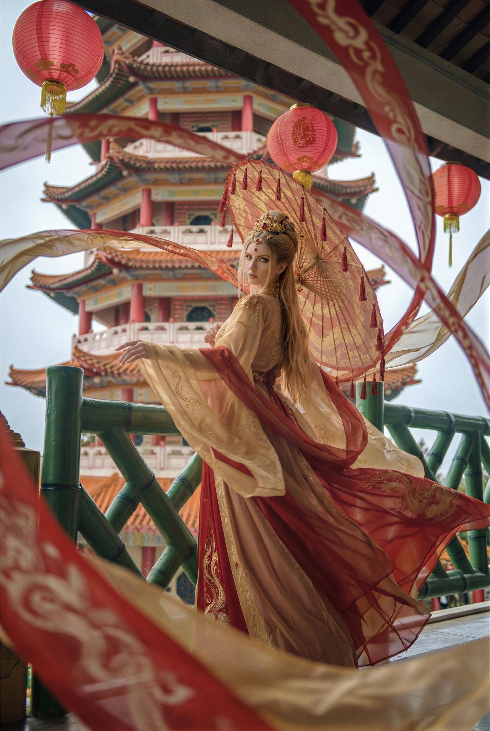 你好，这位是仙气飘飘的罗刹国女侠 带我家俄罗斯太太在马来西亚庙宇拍了一组汉服。 之前在天后宫拍的时候，有人说为什么披头散发，看着像妖[汗颜R]。 其实那天是吉…