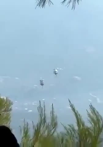 希腊2架消防 直升机 空中相撞（视频 1/1）