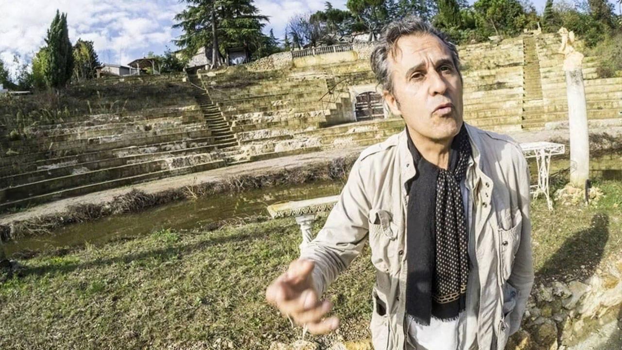 🏛😐 意大利男子伪造古罗马圆形剧场,骗了10年后入狱。 弗朗科·马洛索·冯·罗森弗兰茨把自己建造的圆形剧场伪装成古罗马遗址,十年来以每人40欧元的价格带游客参…