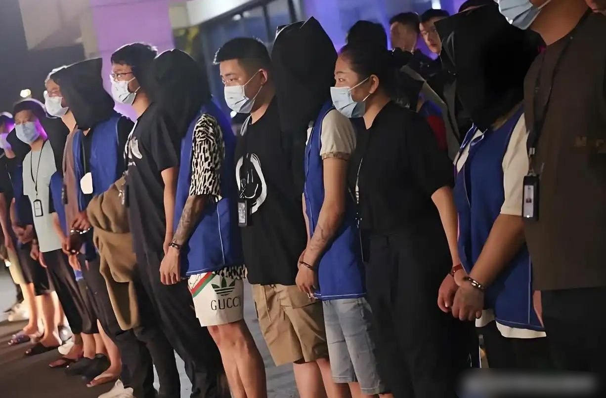 #马来西亚新闻 柔佛森林城市两处电诈窝点遭警方突袭,335人被捕包含309名中国籍人员 2026年7月28日至29日对外披露,柔佛警方在7月15日展开双线抓捕…
