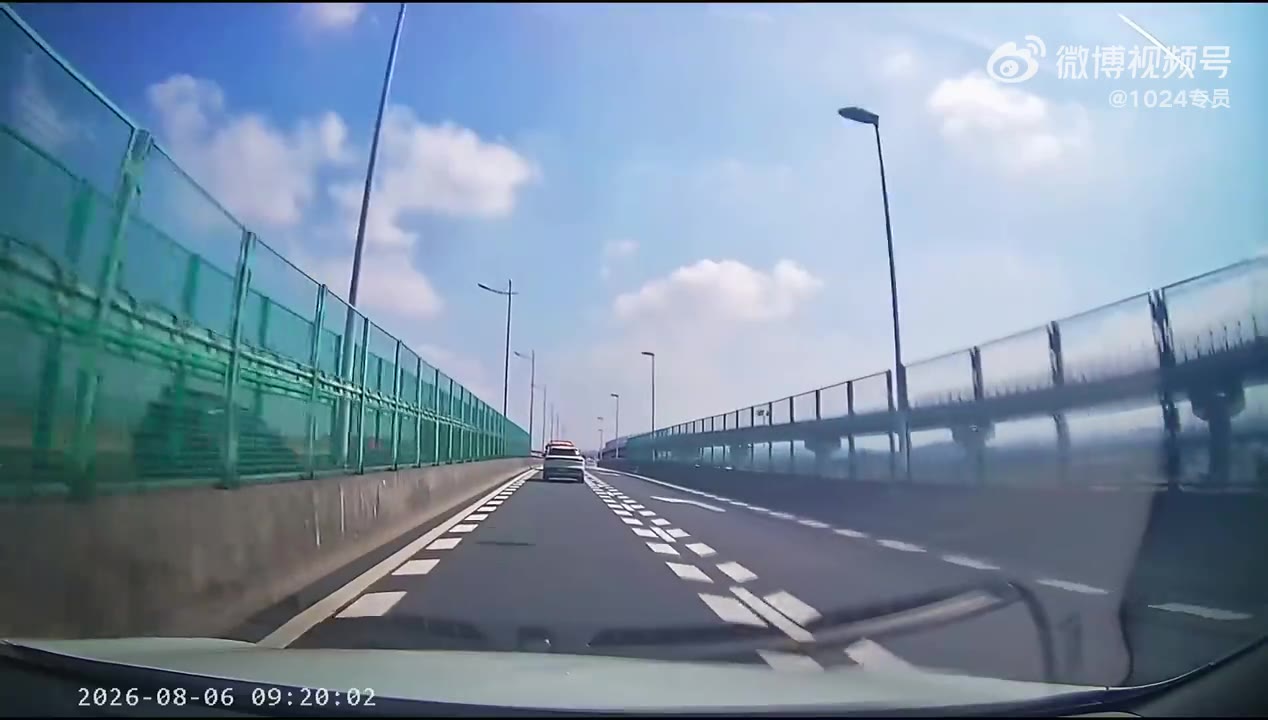 突然急刹车，反而怪后车跟的太近！这位大姐以后别开车上路害人了吧（视频 1/1）
